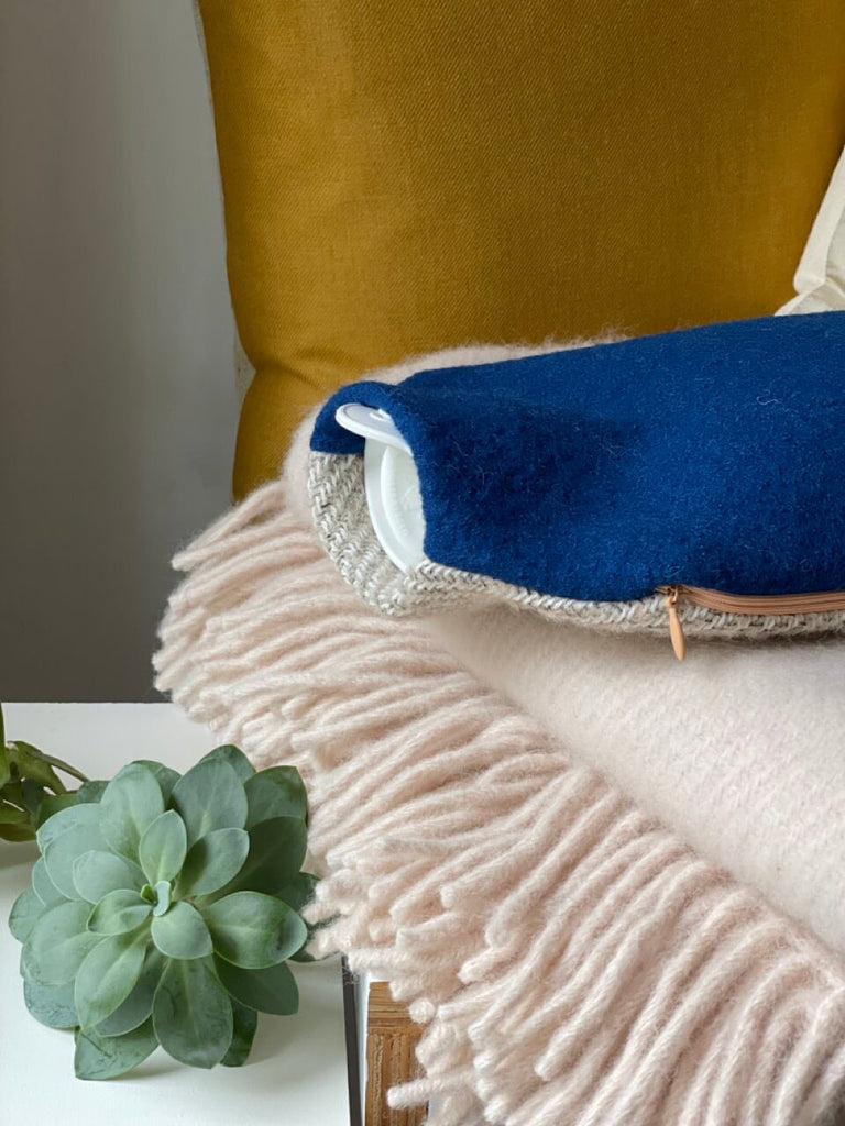 Schöner Wärmflaschenbezug aus weicher blauer und beiger Wolle mit Reißverschluss, handmade in Berlin, schönes Geschenk für kalte Tage