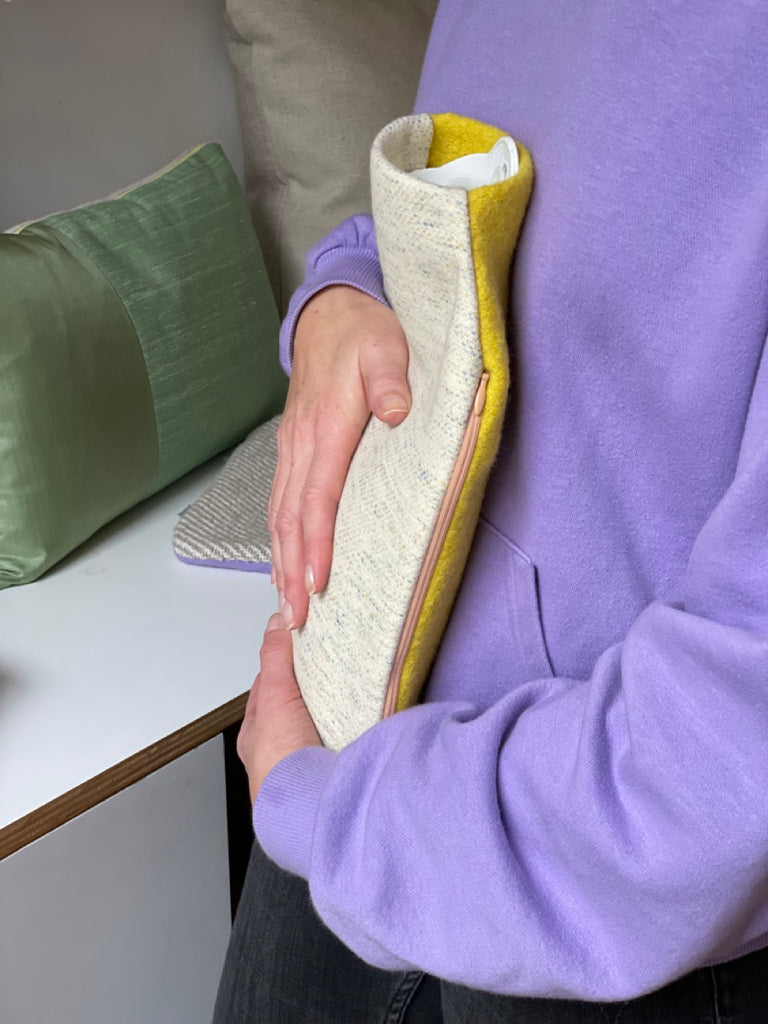 Designer Wärmflasche aus Berlin, handgefertigt, Bezug aus 100% Wolle in gelb mit Reißverschluss
