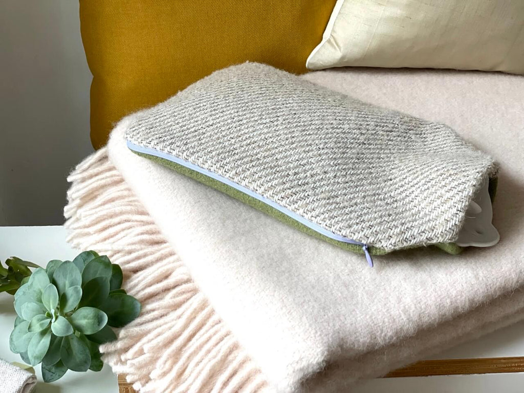 Luxus Wärmflaschenbezug aus Wolle, hochwertig und handgefertigt, handmade in Germany, weiche Wolle in grün und beige