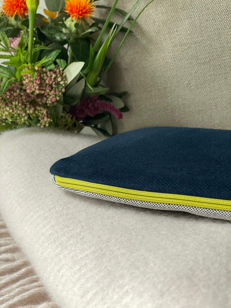 Detailansicht auf Wärmflasche mit dunkelblauem Stoff, 100% Baumwolle mit Reißverschluss, handmade by HETTI in Berlin, Germany