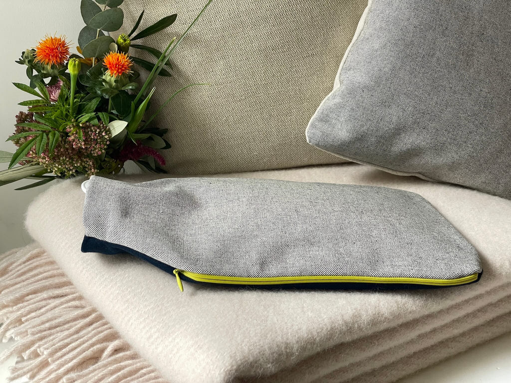 Schöner Wärmflaschenbezug aus 100% Baumwolle in grau und dunkelblau. Handgefertigt von HETTI. Berlin, mit gelbem Reißverschluss