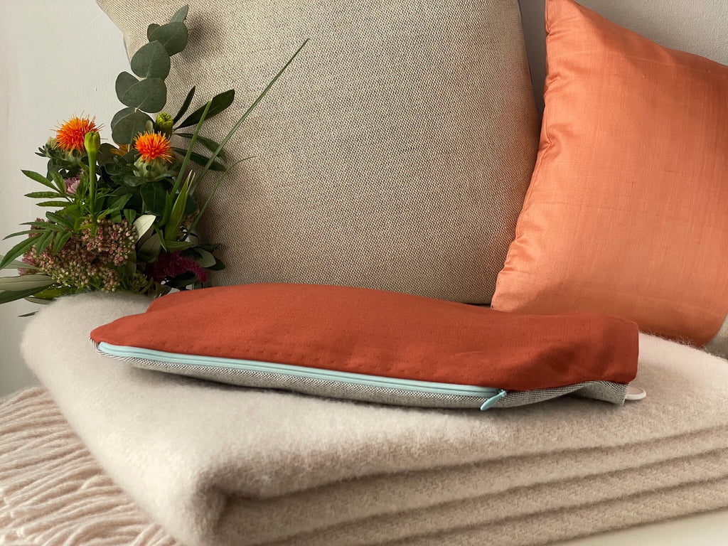 Wärmflaschenhülle von HETTI., handmade in Berlin (DE), 100% Baumwolle in grau, orange mit hellblauem Reißverschluss, passt auf alle Wärmflaschen von 1,8 bis 2 Liter 