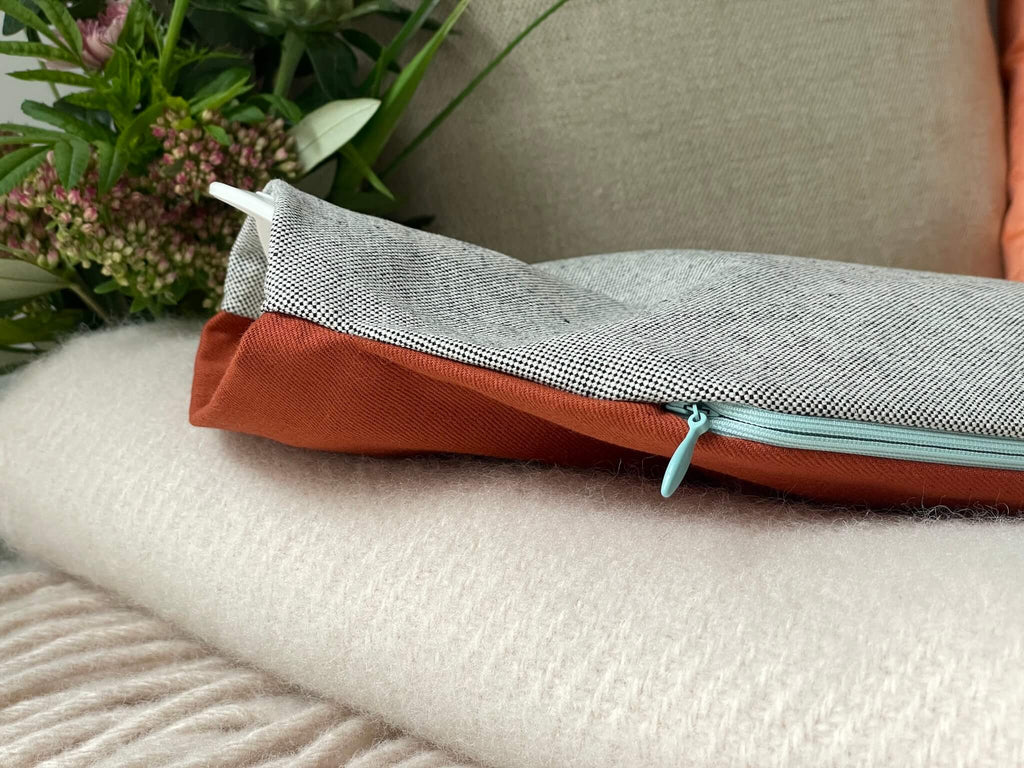 Schöner handgefertigter Wärmflaschenbezug von HETTI., vegan, aus 100% Baumwolle in grau, orange und hellblau, auf einer rose Decke Basic von D&T Design 