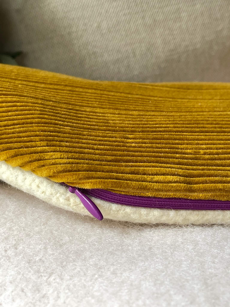 Detailansicht von einem Wärmflaschenbezug von HETTI. in camel und beige, weich, aus Baumwollsamt und Schurwolle mit lila Reißverschluss