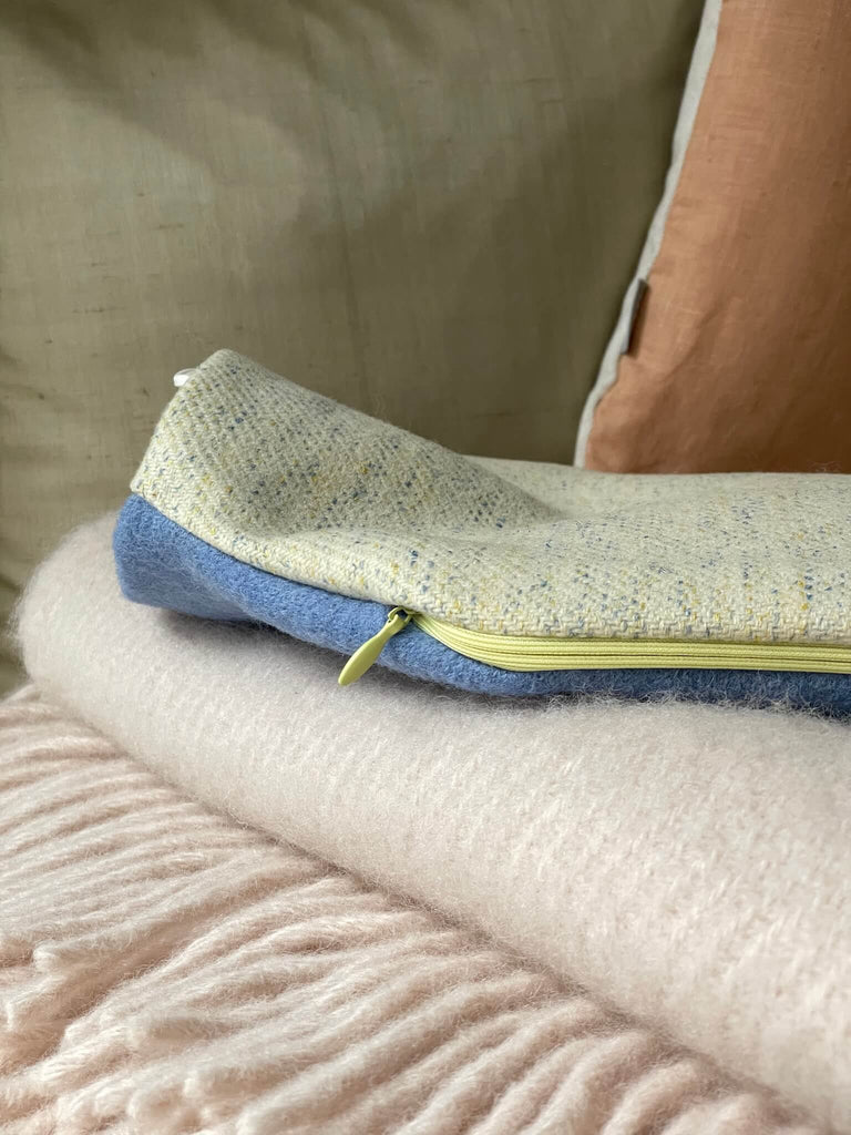 Detailansicht Wärmflaschenbezug VIV mit farblich abgesetztem hellgelbem Reißverschluss, leicht abnehmbar und pflegeleicht – HETTI. Berlin.