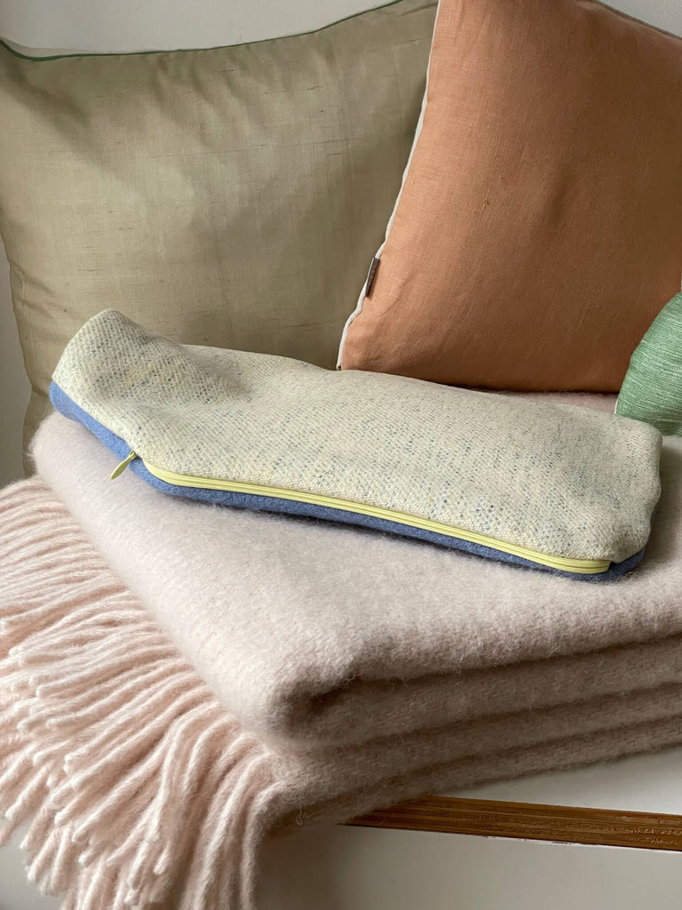Wärmflaschenbezug VIV aus hellbeiger und blauer Schurwolle mit feinem gelb-blauen Muster, nachhaltig handgefertigt in Berlin.