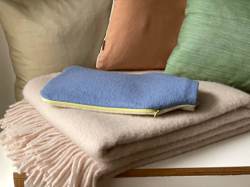 Handgefertigter Wärmflaschenbezug VIV aus 100% Schurwolle in sanftem Blau mit dezentem Muster – designed und genäht in Berlin von HETTI.
