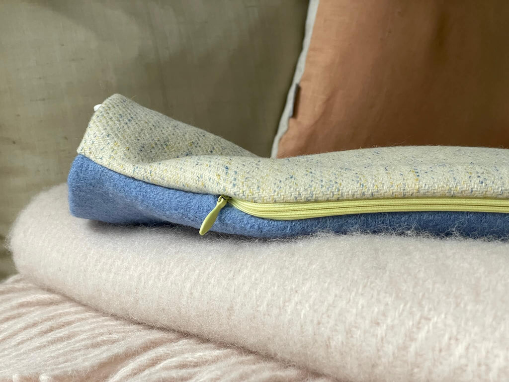 Wärmflasche mit Bezug VIV – handgenähter Wollbezug in Blau und Beige, passend für handelsübliche Wärmflaschen mit 2 Litern Fassungsvermögen.