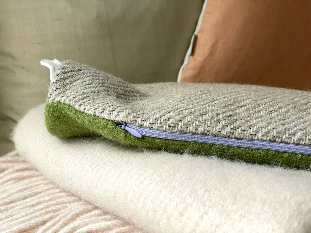 Weicher Wärmflaschenbezug in grün und beige aus 100% Schurwolle mit lila Reißverschluss