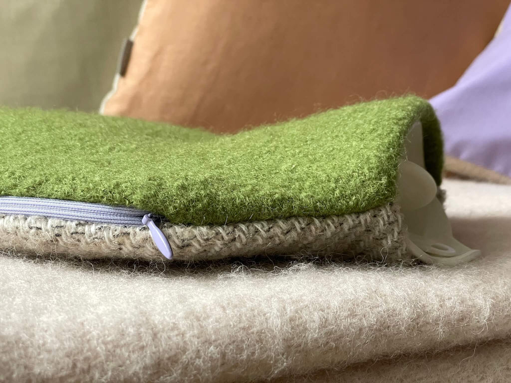 Detail des handgefertigten Wärmflaschenbezugs aus 100% Wolle