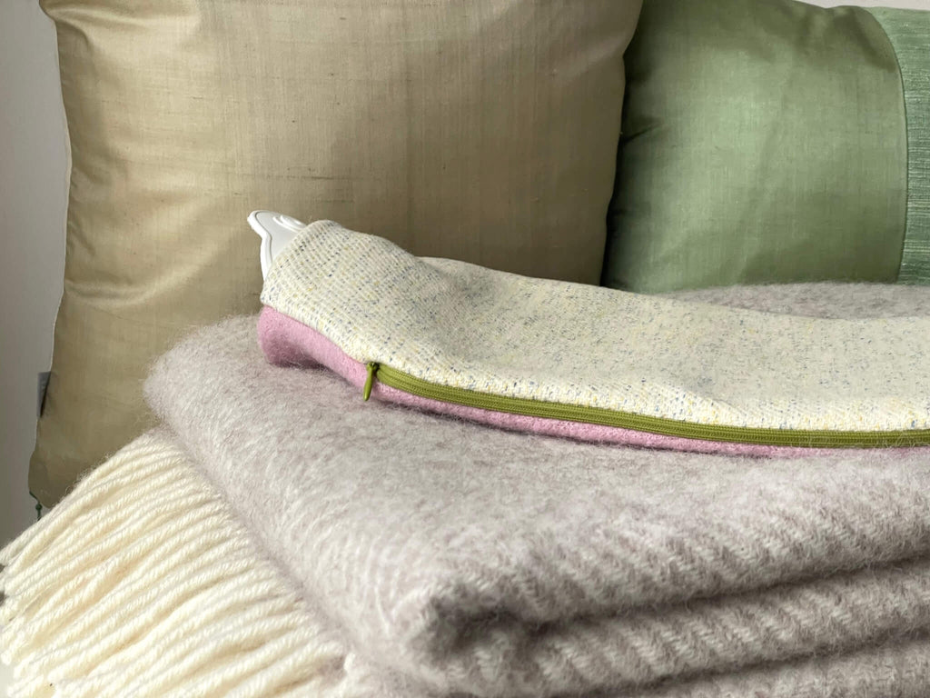 Wärmflasche von Hugo Frosch mit abnehmbarer Wärmflaschenhuelle aus Wolle in rosa und beige mit Reissverschluss