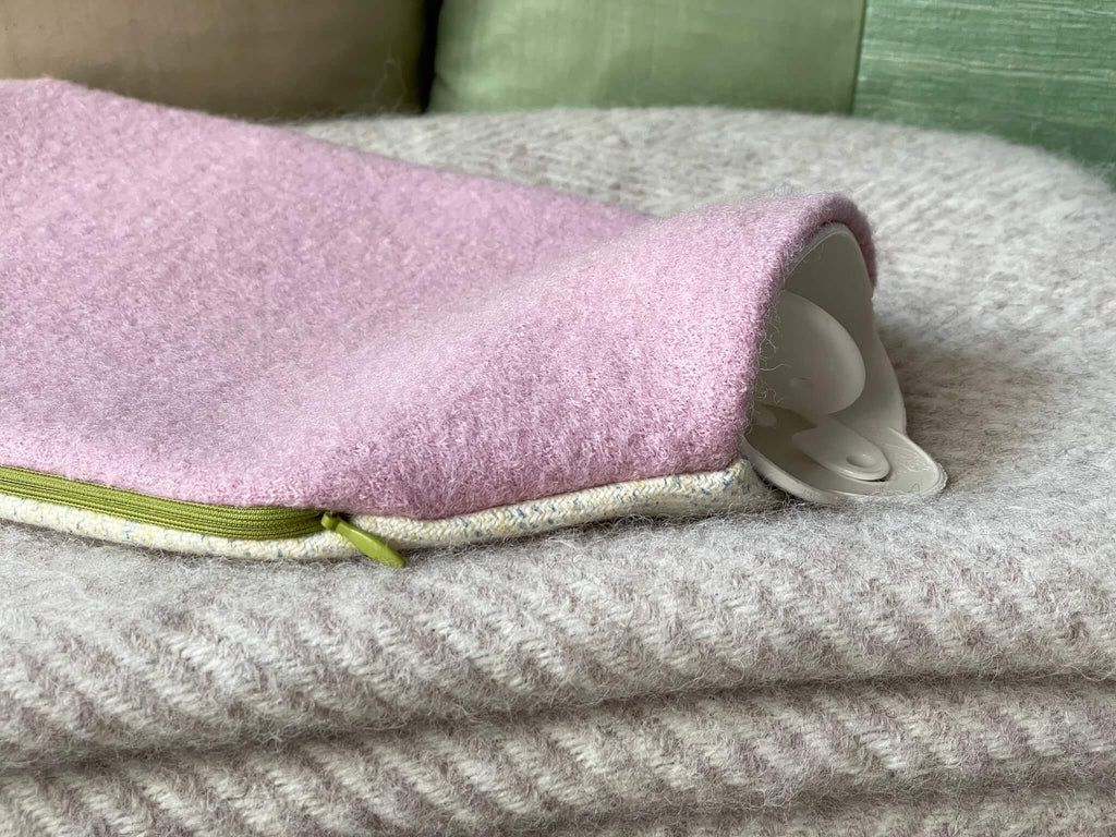Schöner weicher Waermflaschenbezug aus 100% Wolle, beige und rosa mit gruenem Reissverschluss