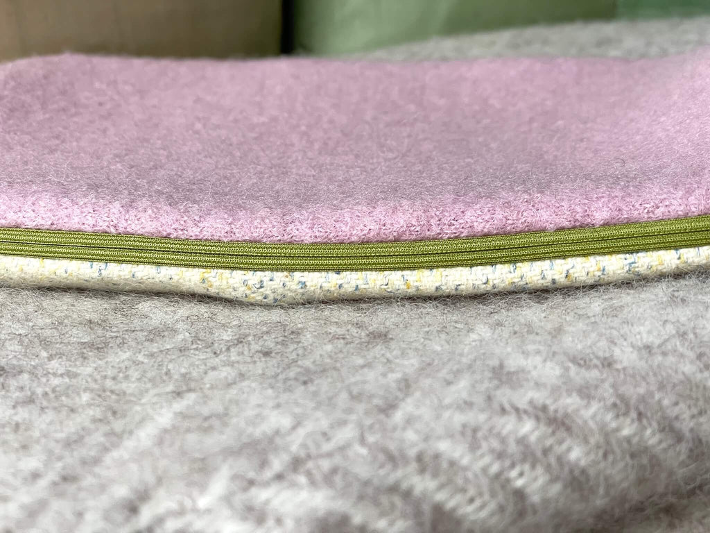 Waermflaschenbezug aus Schurwolle in beige und rosa mit grünem Reissverschluss, Detail