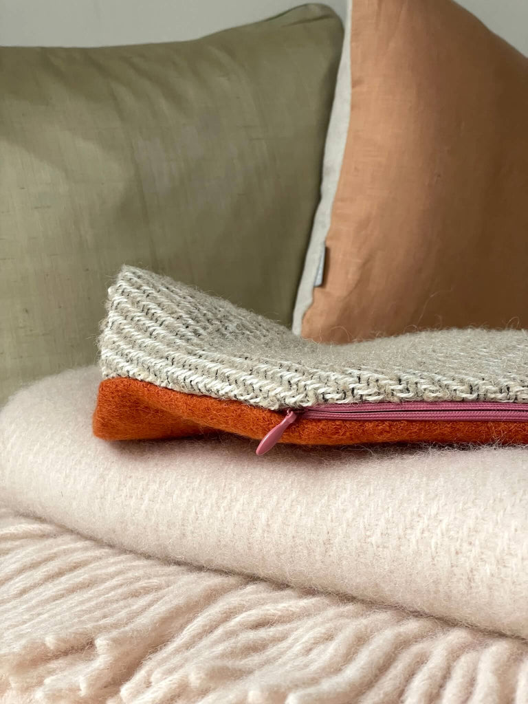 Hochwertige und moderne Wärmflaschenhülle aus 100% Wolle in beige, orange und rosa