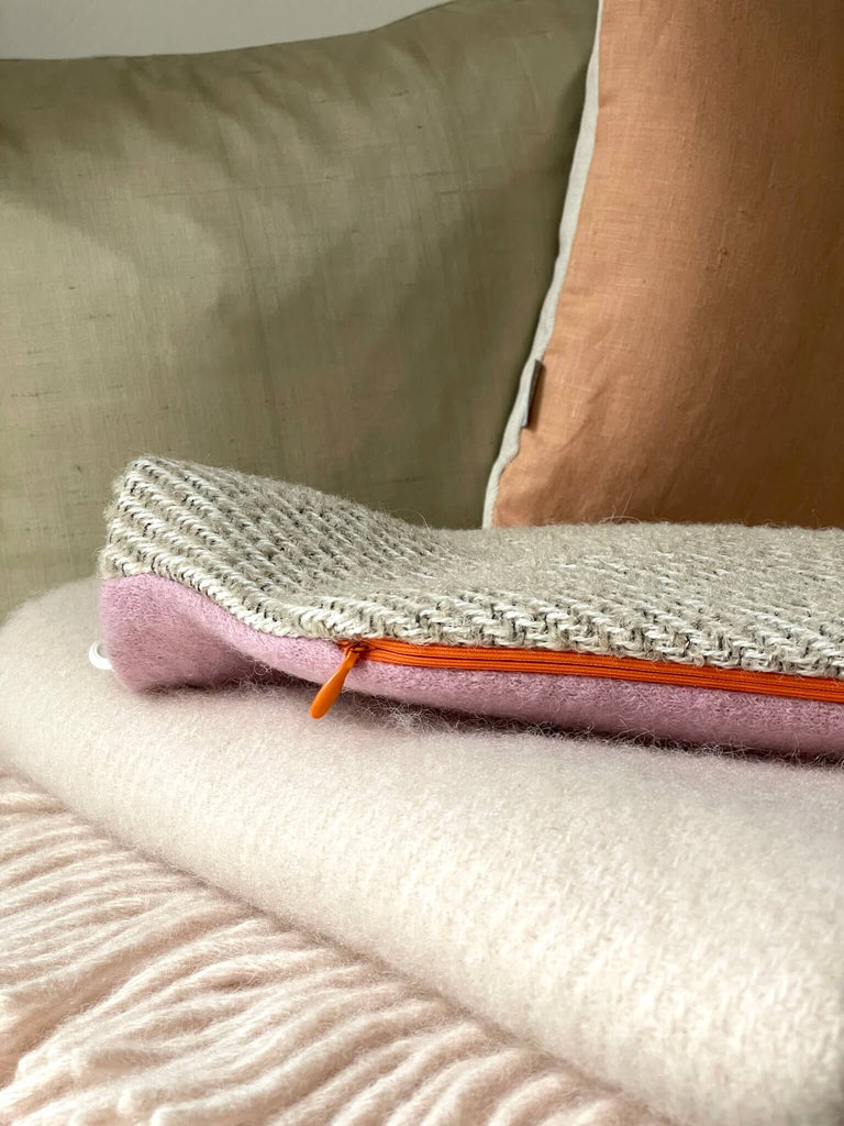 Hochwertige Wärmflasche von Hugo Frosch mit weichem Bezug aus Wolle in rosa und beige