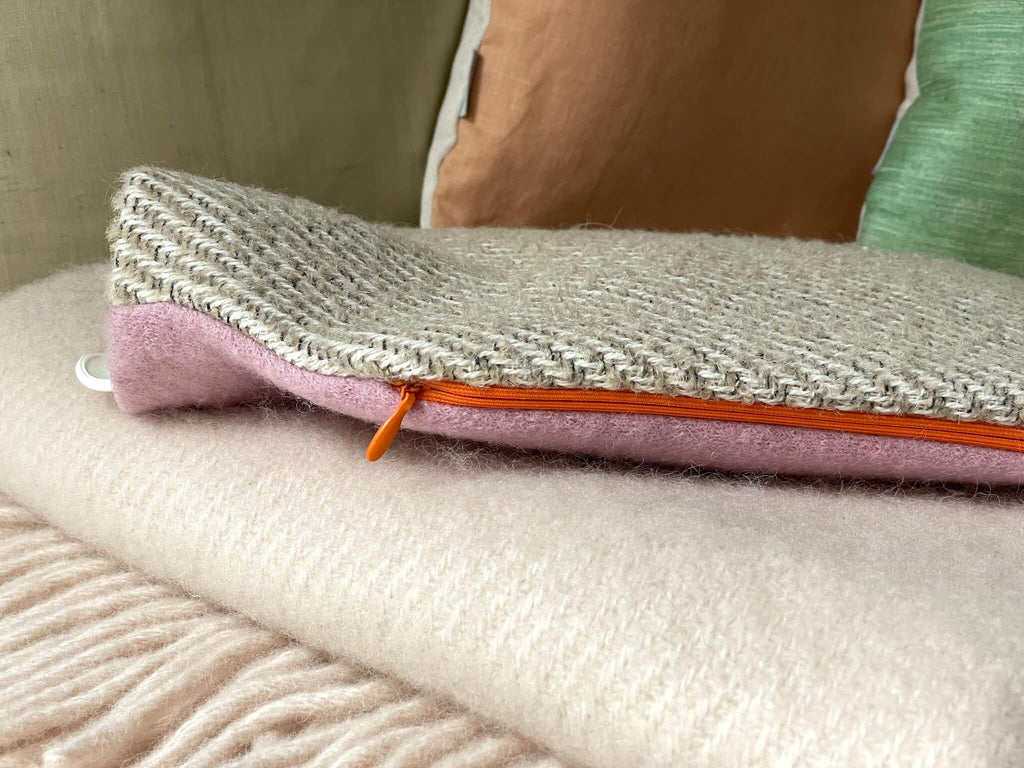 Stilvolle Wärmflasche aus 100% Wolle in beige und rosa mit orangenem Reißverschluss