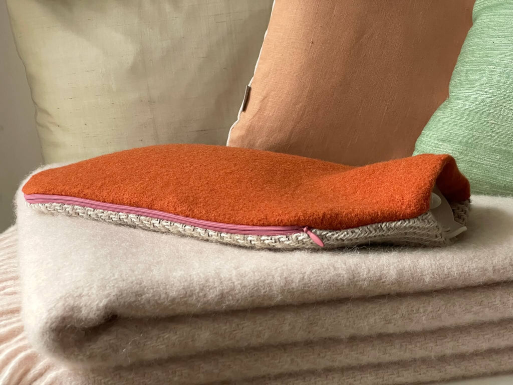 Weicher Wärmflaschenbezug aus 100% Wolle in orange und beige mit rosa Zipper