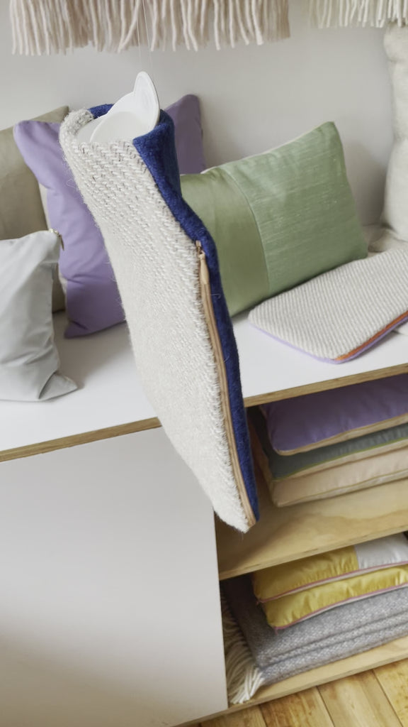 Weicher Wärmflaschenbezug aus 100% Wolle, handgefertigt, Wärmflaschenhülle in blau und beige mit Reißverschluss, mit oder ohne Wärmflasche