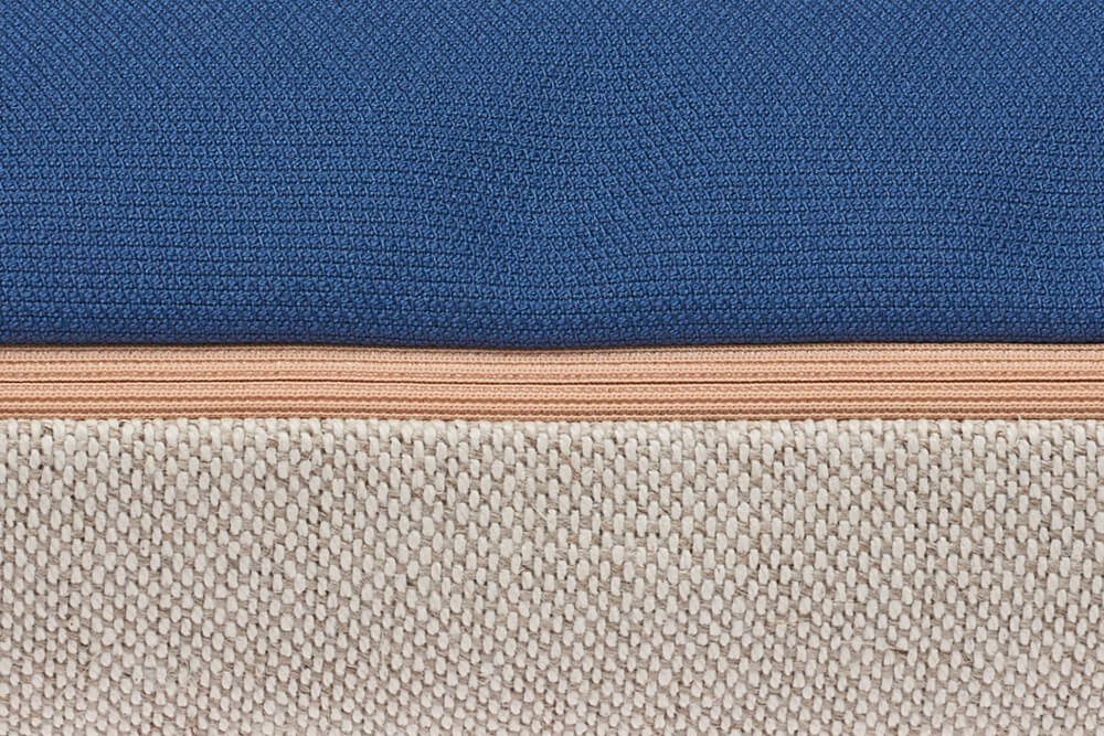 Close up unseres Kissens in blau und beige mit rosé Reißverschluss, hochwertig und mit Liebe genäht