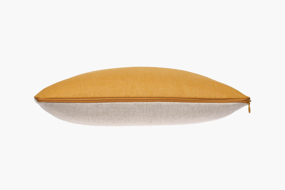Weiches Sofakissen aus Leinen und Wolle mit Reißverschluss. handmade in Berlin 