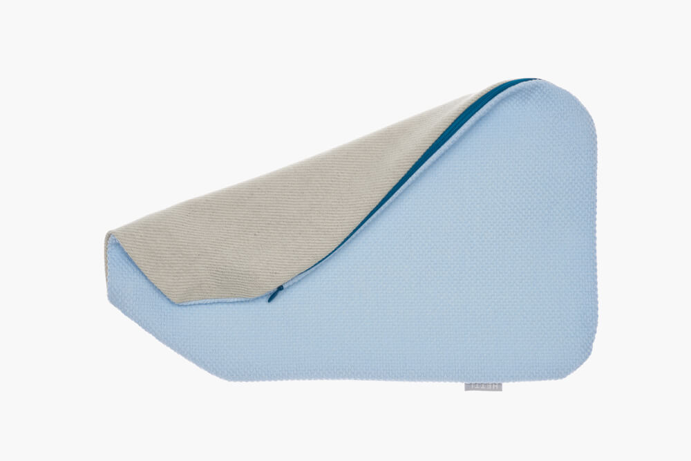 Handgefertigter Wärmflaschenbezug in blau und beige aus Baumwolle und Wolle mit Reißverschluss 